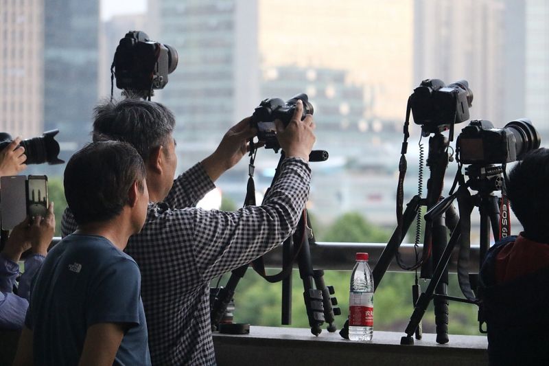 How Chinese Precision Manufacturing Empowers Global Brands Amid the Democratization of Professional Imaging